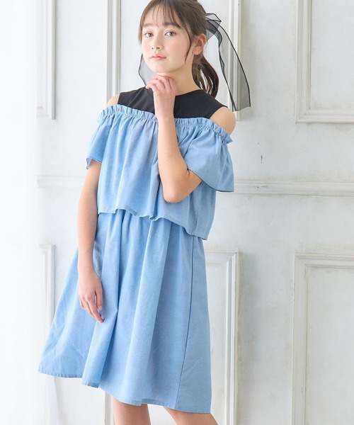 Amourire girl(アムリールガール)の「オープンショルダーデニムドッキングワンピース(130㎝~160㎝)(ワンピース・キッズ・サックスブルー/ブルー・130cm/140cm/150cm/160cm)」の6枚目の写真
