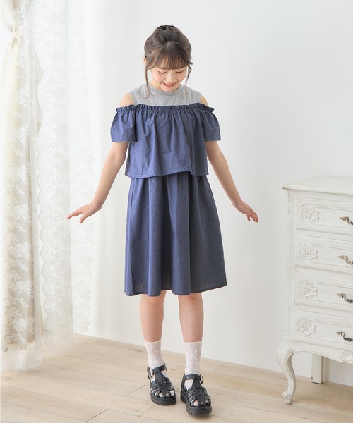 Amourire girl(アムリールガール)の「オープンショルダーデニムドッキングワンピース(130㎝~160㎝)(ワンピース・キッズ・サックスブルー/ブルー・130cm/140cm/150cm/160cm)」の12枚目の写真