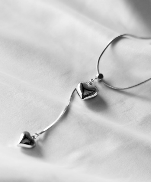 me+em select(ミームセレクト)の「Y字ハート2連ネックレス / YFORM 2HEART NECKLACE(ネックレス・レディース・シルバー・FREE)」の3枚目の写真