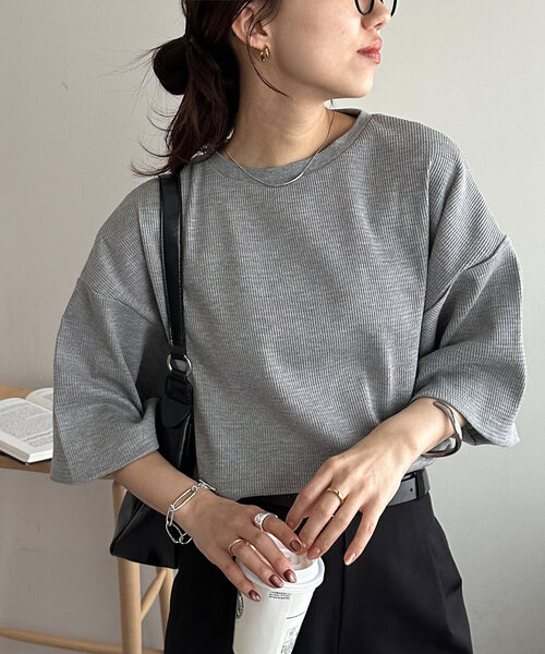 DISCOAT(ディスコート)の「【24色展開】ワッフル半袖Tシャツ《WEB限定》(Tシャツ/カットソー・レディース・ホワイト系その他/レッド/ピンクベージュ/アイボリー/ダークブルー/オレンジ/ネイビー/ブラック/ホワイト系その他2/ブラック系その他/ブルー/ホワイト/ブラック系その他2/グレイッシュベージュ/チャコールグレー/ブラウン/グレー/ピンク系その他/ライトベージュ/ピンク系その他2/ベージュ系その他/ブルー系その他/カーキ/ミント/キャメル/グレー系その他・MEDIUM)」の10枚目の写真