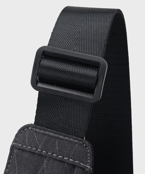 TAKEO KIKUCHI（タケオキクチ）の「◆【軽量】シャドーライン ボディバック（ボディバッグ/ウエストポーチ・メンズ・チャコールグレー/ブラック/ネイビー・00）」の18枚目の写真