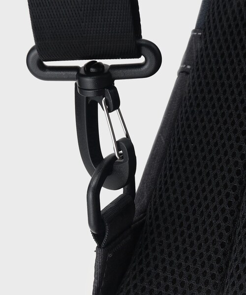 TAKEO KIKUCHI（タケオキクチ）の「◆【軽量】シャドーライン ボディバック（ボディバッグ/ウエストポーチ・メンズ・チャコールグレー/ブラック/ネイビー・00）」の16枚目の写真