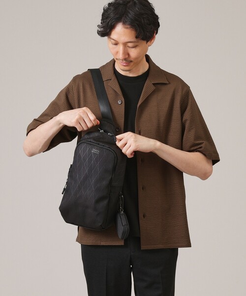 TAKEO KIKUCHI（タケオキクチ）の「◆【軽量】シャドーライン ボディバック（ボディバッグ/ウエストポーチ・メンズ・チャコールグレー/ブラック/ネイビー・00）」の4枚目の写真