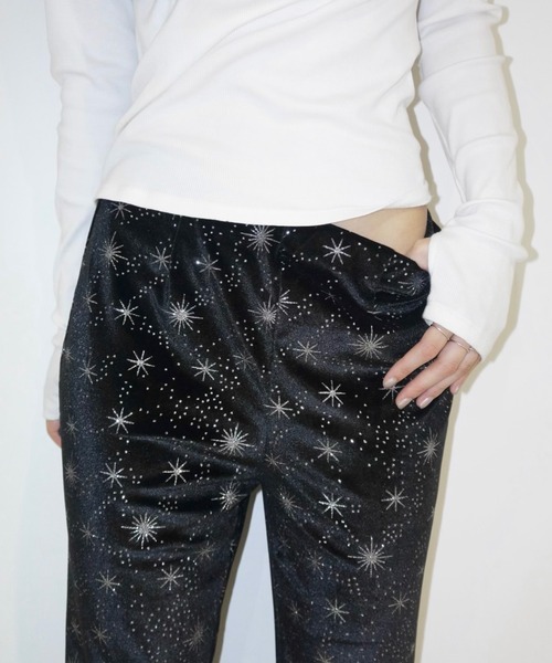 柔らかな質感の leggings musubore（ムスボレ）の「velours PT ベロアフレア / パンツ