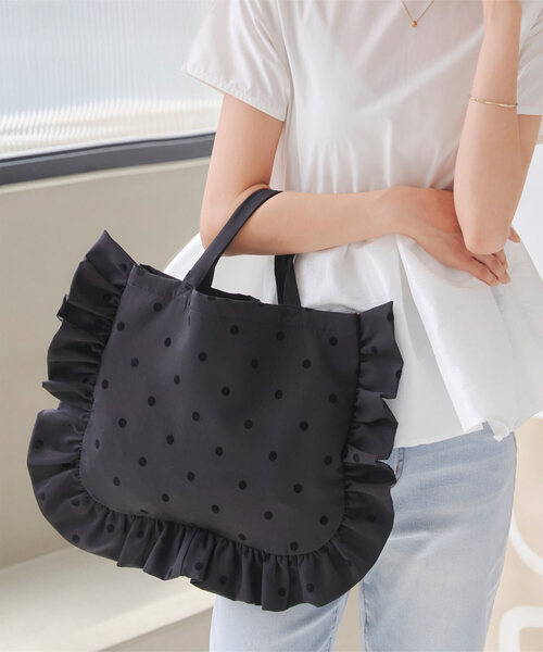 KOBE LETTUCE（コウベレタス）の「選べる2タイプ ドット柄フリルトートバッグ（トートバッグ・レディース・アイボリー系/ブラック系/クリーム/ブラック・B/A）」の2枚目の写真