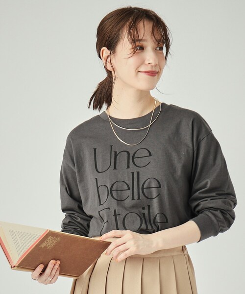 SHOO・LA・RUE（シューラルー）の「◆【洗える】プリントロングスリーブTシャツ（Tシャツ/カットソー・レディース・ブラウン系3/ブラック/ホワイト系1/イエロー系9/モスグリーン系2/グレー系その他2/ホワイト/アイボリー系1・02/03/04）」の5枚目の写真