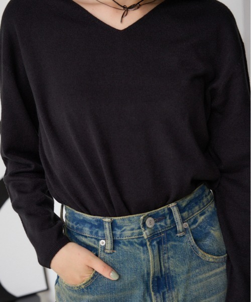 AZUL by moussy（アズールバイマウジー）の「ヌーディー2WAYVネックニットトップス（Tシャツ/カットソー・レディース・ライム/ブラック/オフホワイト/グレー・SMALL/MEDIUM）」の3枚目の写真