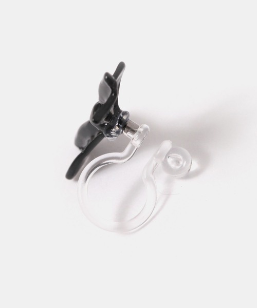 FOREVER 21(フォーエバー トゥエンティーワン)の「ミニリボンノンホールピアス(イヤリング・レディース・ゴールド/ブラック/シルバー・FREE)」の4枚目の写真