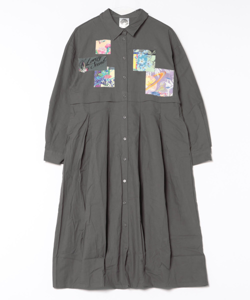 ScoLar（スカラー）の「143611：花蝶アート柄アップリケ シャツワンピース（シャツワンピース・レディース・チャコールグレー/カーキ/ピンク・M）」の2枚目の写真