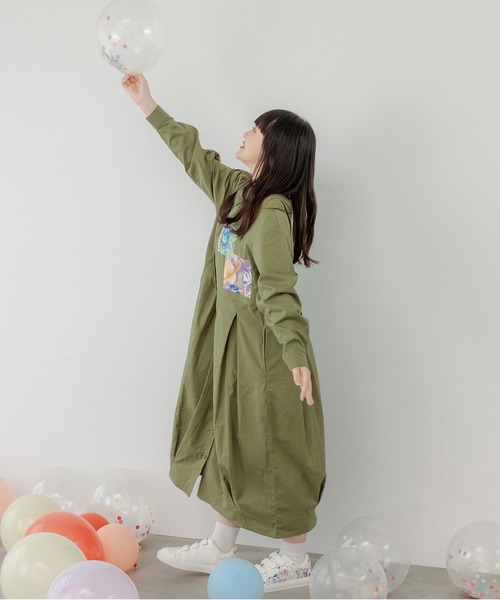 ScoLar（スカラー）の「143611：花蝶アート柄アップリケ シャツワンピース（シャツワンピース・レディース・チャコールグレー/カーキ/ピンク・M）」の6枚目の写真