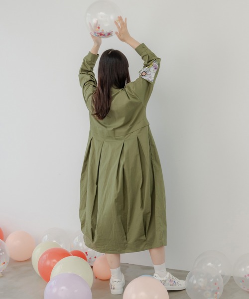 ScoLar（スカラー）の「143611：花蝶アート柄アップリケ シャツワンピース（シャツワンピース・レディース・チャコールグレー/カーキ/ピンク・M）」の7枚目の写真