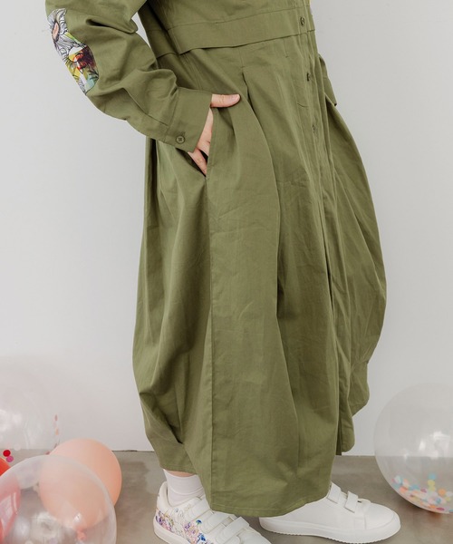 ScoLar（スカラー）の「143611：花蝶アート柄アップリケ シャツワンピース（シャツワンピース・レディース・チャコールグレー/カーキ/ピンク・M）」の9枚目の写真