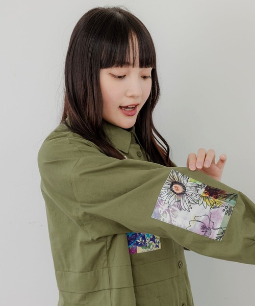 ScoLar（スカラー）の「143611：花蝶アート柄アップリケ シャツワンピース（シャツワンピース・レディース・チャコールグレー/カーキ/ピンク・M）」の10枚目の写真