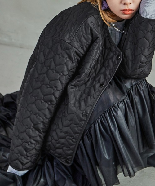 Fashion Letter(ファッションレター)の「ハート柄キルトジャケット ブルゾン ショート丈(ブルゾン・レディース・アイボリー/ブラック・M)」の2枚目の写真