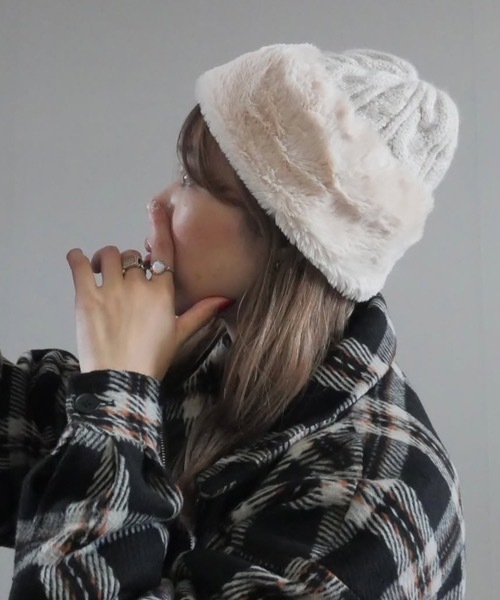 polcadot（ポルカドット）の「ファー切り替えニット（ニットキャップ/ビーニー・レディース・ブラック系/グレイッシュベージュ/アイボリー/ブルー・FREE）」の19枚目の写真