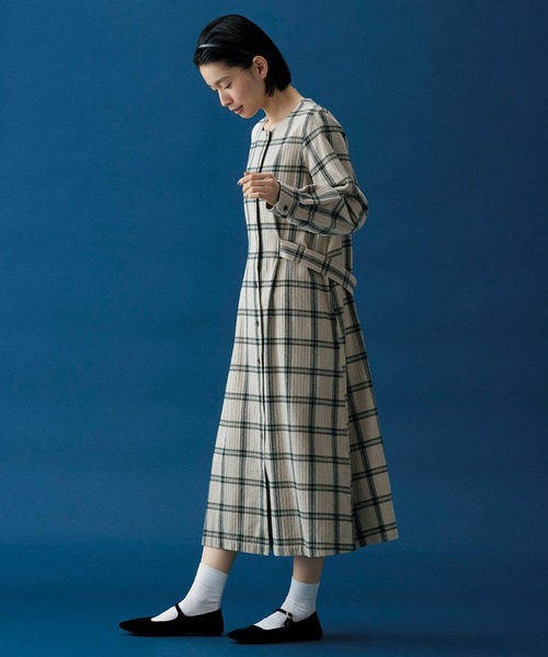 Sunny clouds（サニークラウズ）の「サニークラウズ　チェックのワンピコート〈レディース〉（ワンピース・レディース・ベージュ系その他・MP/M/L/LL/3L）」の2枚目の写真