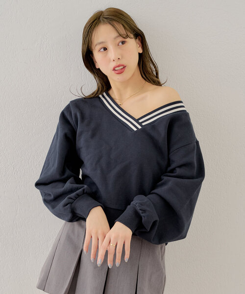 Chico(チコ)の「ライン入りオフショルルーズスウェット(Tシャツ/カットソー・レディース・ネイビー/アイボリー/グレー・FREE)」の3枚目の写真