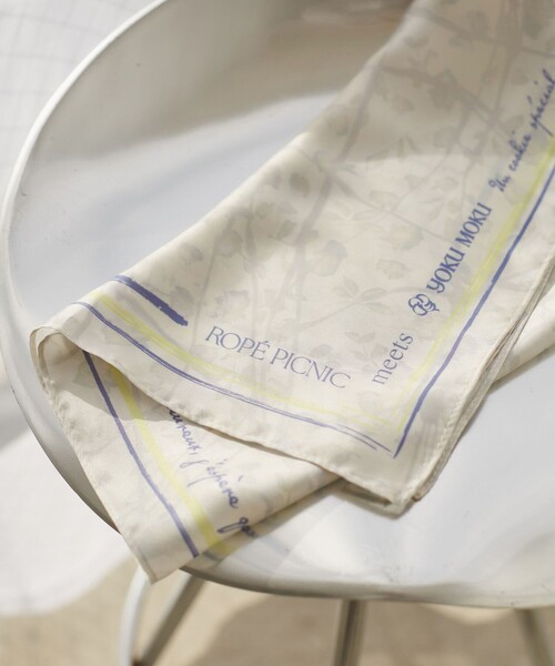 ROPE' PICNIC(ロペピクニック)の「【YOKU MOKU/ヨックモック×ROPE' PICNIC】フラワーグラデーションスカーフ(バンダナ/スカーフ・レディース・キナリ/ブルー系その他4・FREE)」の3枚目の写真