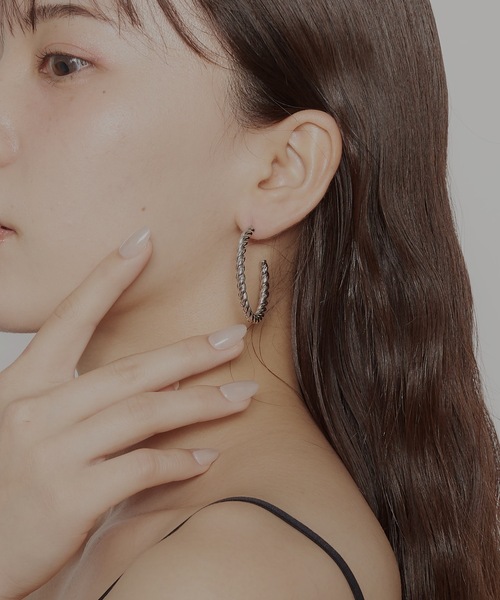 AKEL(アケル)の「【AKEL】アケル/ ツイストフープピアス/金属アレルギー対応(サージカルステンレス)(ピアス(両耳用)・レディース・シルバー/ゴールド・FREE)」の1枚目の写真