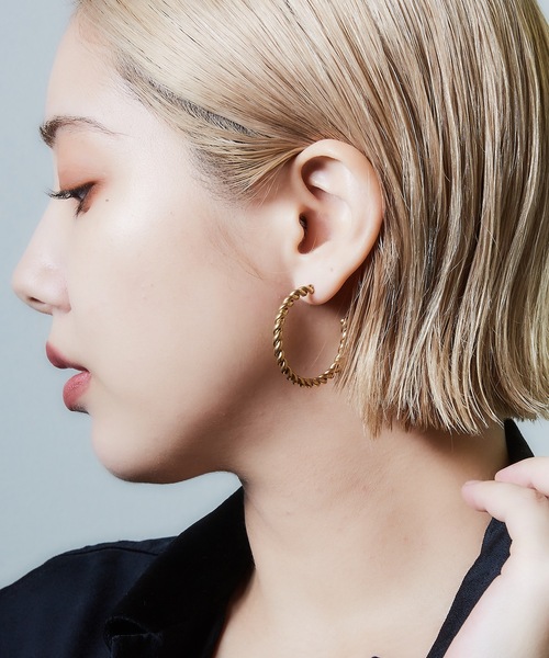 AKEL(アケル)の「【AKEL】アケル/ ツイストフープピアス/金属アレルギー対応(サージカルステンレス)(ピアス(両耳用)・レディース・シルバー/ゴールド・FREE)」の2枚目の写真