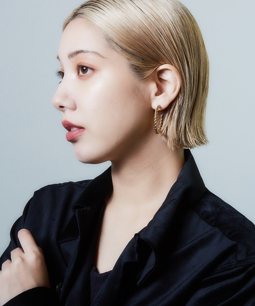 AKEL(アケル)の「【AKEL】アケル/ ツイストフープピアス/金属アレルギー対応(サージカルステンレス)(ピアス(両耳用)・レディース・シルバー/ゴールド・FREE)」の5枚目の写真