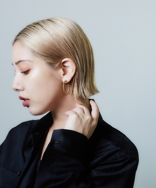 AKEL(アケル)の「【AKEL】アケル/ ツイストフープピアス/金属アレルギー対応(サージカルステンレス)(ピアス(両耳用)・レディース・シルバー/ゴールド・FREE)」の6枚目の写真