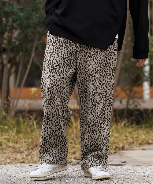 CAMBIO(カンビオ)の「mp13311-Leopard Wide Straight Sweat Pants スウェットパンツ(スウェットパンツ・メンズ・グレイッシュベージュ/チャコール・S/M/L)」の2枚目の写真