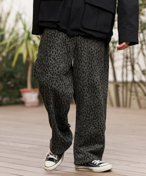 CAMBIO(カンビオ)の「mp13311-Leopard Wide Straight Sweat Pants スウェットパンツ(スウェットパンツ・メンズ・グレイッシュベージュ/チャコール・S/M/L)」の1枚目の写真