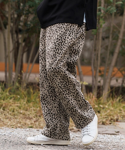 CAMBIO(カンビオ)の「mp13311-Leopard Wide Straight Sweat Pants スウェットパンツ(スウェットパンツ・メンズ・グレイッシュベージュ/チャコール・S/M/L)」の3枚目の写真