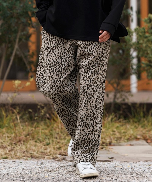 CAMBIO(カンビオ)の「mp13311-Leopard Wide Straight Sweat Pants スウェットパンツ(スウェットパンツ・メンズ・グレイッシュベージュ/チャコール・S/M/L)」の4枚目の写真