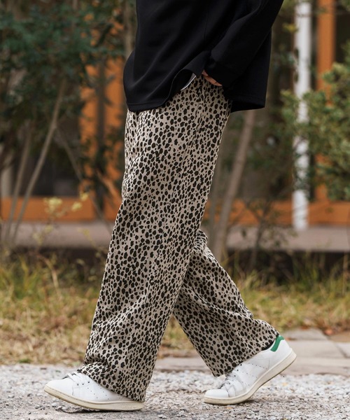CAMBIO(カンビオ)の「mp13311-Leopard Wide Straight Sweat Pants スウェットパンツ(スウェットパンツ・メンズ・グレイッシュベージュ/チャコール・S/M/L)」の5枚目の写真