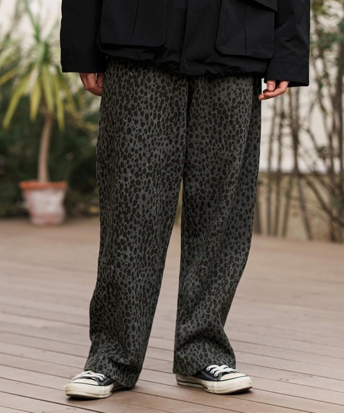 CAMBIO(カンビオ)の「mp13311-Leopard Wide Straight Sweat Pants スウェットパンツ(スウェットパンツ・メンズ・グレイッシュベージュ/チャコール・S/M/L)」の10枚目の写真