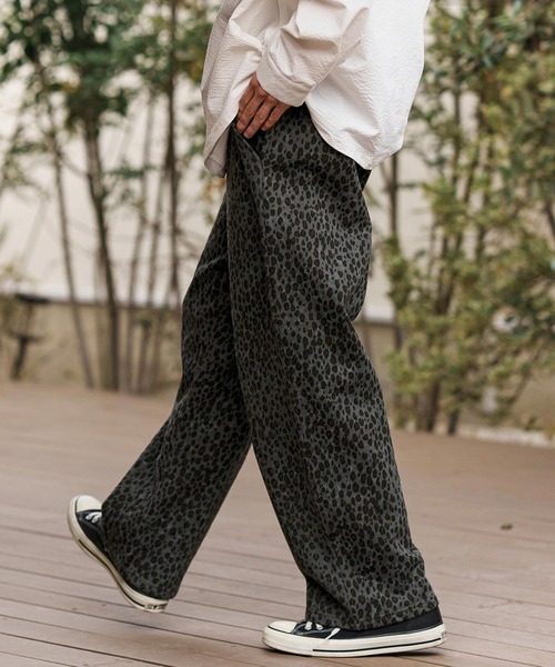 CAMBIO(カンビオ)の「mp13311-Leopard Wide Straight Sweat Pants スウェットパンツ(スウェットパンツ・メンズ・グレイッシュベージュ/チャコール・S/M/L)」の11枚目の写真