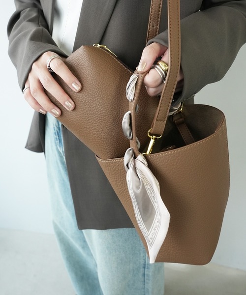 c.u.l（シーユーエル）の「2WAY スカーフ付き バケットショルダーバッグ cula1085（ショルダーバッグ・レディース・ベージュ/ブラック/ブラウン・FREE）」の3枚目の写真