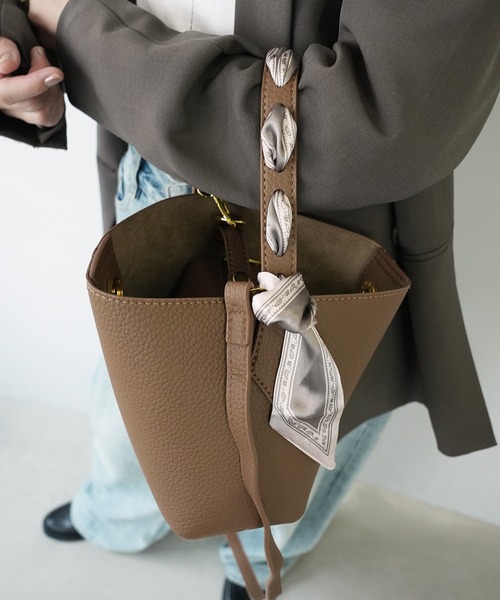 c.u.l（シーユーエル）の「2WAY スカーフ付き バケットショルダーバッグ cula1085（ショルダーバッグ・レディース・ベージュ/ブラック/ブラウン・FREE）」の12枚目の写真