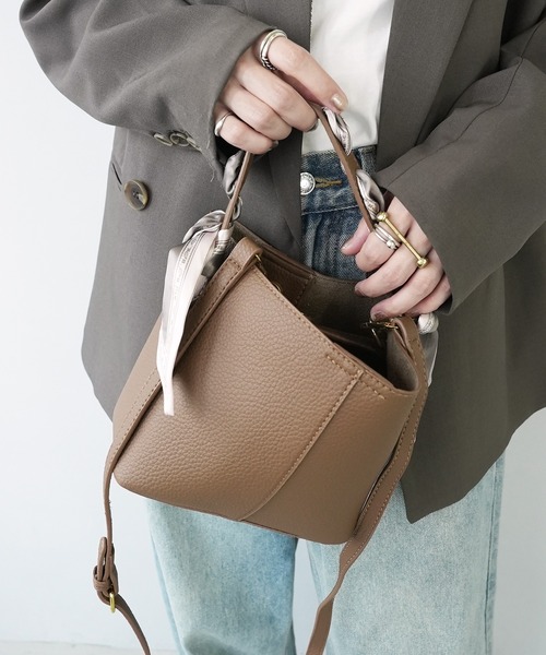 c.u.l（シーユーエル）の「2WAY スカーフ付き バケットショルダーバッグ cula1085（ショルダーバッグ・レディース・ベージュ/ブラック/ブラウン・FREE）」の14枚目の写真