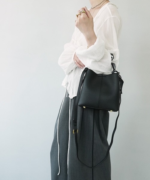 c.u.l（シーユーエル）の「2WAY スカーフ付き バケットショルダーバッグ cula1085（ショルダーバッグ・レディース・ベージュ/ブラック/ブラウン・FREE）」の16枚目の写真