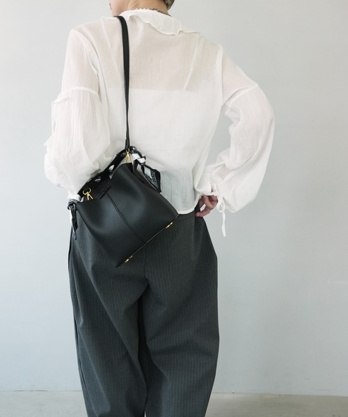 c.u.l（シーユーエル）の「2WAY スカーフ付き バケットショルダーバッグ cula1085（ショルダーバッグ・レディース・ベージュ/ブラック/ブラウン・FREE）」の20枚目の写真