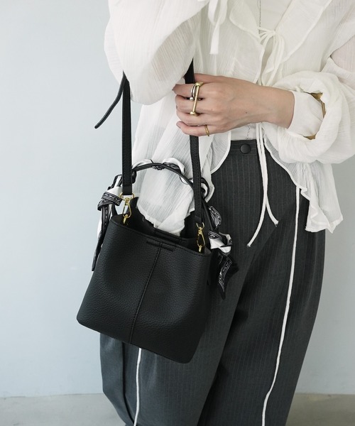 c.u.l（シーユーエル）の「2WAY スカーフ付き バケットショルダーバッグ cula1085（ショルダーバッグ・レディース・ベージュ/ブラック/ブラウン・FREE）」の21枚目の写真