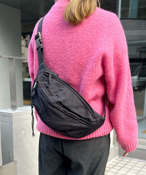 ALTROSE（アルトローズ）の「【ALTROSE】アルトローズ ボディバック ウエストバック 大容量 軽い 軽量 ナイロン ユニセックス 250090（ボディバッグ/ウエストポーチ・レディース・アイボリー/サンドベージュ/カーキ/ブラック/グレー・FREE）」の14枚目の写真