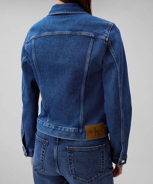 Calvin Klein(カルバン・クライン)の「クラッシックトラッカーデニムジャケット(デニムジャケット・レディース・ブルー・S/M/XS)」の2枚目の写真