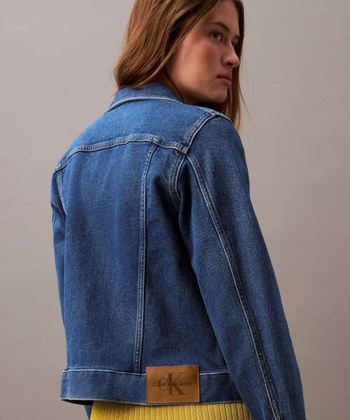Calvin Klein(カルバン・クライン)の「クラッシックトラッカーデニムジャケット(デニムジャケット・レディース・ブルー・S/M/XS)」の4枚目の写真
