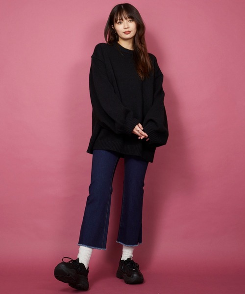 unrelaxing(アンリラクシング)の「スリットデニムパンツ(デニムパンツ・レディース・ホワイト/ネイビー・マルチサイズ)」の1枚目の写真