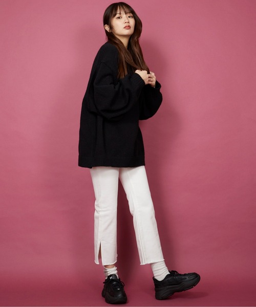 unrelaxing(アンリラクシング)の「スリットデニムパンツ(デニムパンツ・レディース・ホワイト/ネイビー・マルチサイズ)」の2枚目の写真