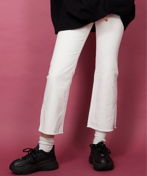 unrelaxing(アンリラクシング)の「スリットデニムパンツ(デニムパンツ・レディース・ホワイト/ネイビー・マルチサイズ)」の12枚目の写真