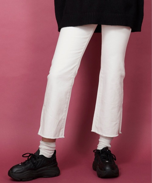 unrelaxing(アンリラクシング)の「スリットデニムパンツ(デニムパンツ・レディース・ホワイト/ネイビー・マルチサイズ)」の13枚目の写真