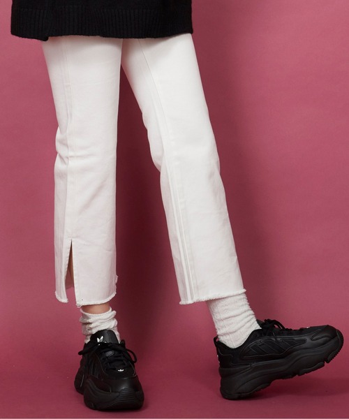 unrelaxing(アンリラクシング)の「スリットデニムパンツ(デニムパンツ・レディース・ホワイト/ネイビー・マルチサイズ)」の4枚目の写真