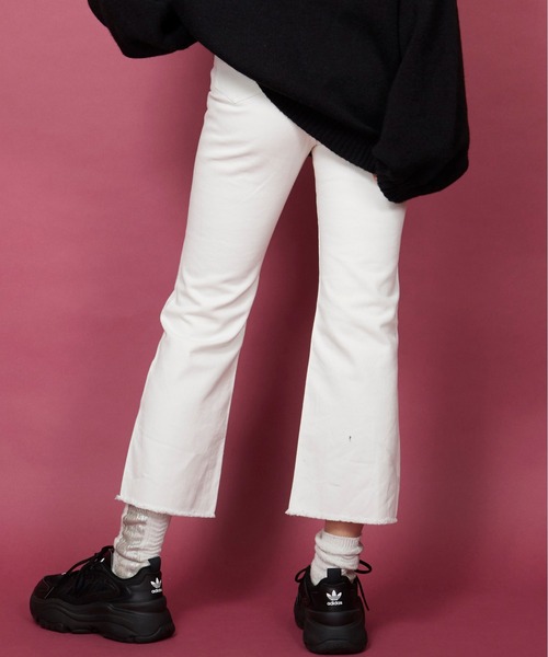 unrelaxing(アンリラクシング)の「スリットデニムパンツ(デニムパンツ・レディース・ホワイト/ネイビー・マルチサイズ)」の14枚目の写真