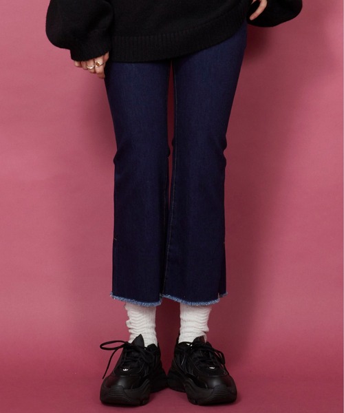 unrelaxing(アンリラクシング)の「スリットデニムパンツ(デニムパンツ・レディース・ホワイト/ネイビー・マルチサイズ)」の15枚目の写真