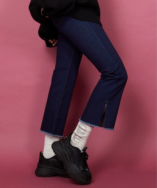 unrelaxing(アンリラクシング)の「スリットデニムパンツ(デニムパンツ・レディース・ホワイト/ネイビー・マルチサイズ)」の3枚目の写真